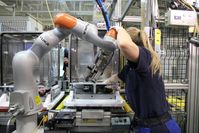 Deutschland ist in der Europäischen Union mit rund 221.500 Industrie-Robotern die am stärksten automatisierte Volkswirtschaft - der Bestand stieg um 3 % (2019). Bild: "obs/The International Federation of Robotics/KUKA"
