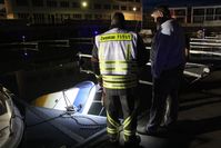 Feuerwehr und Betreiber vor dem gesunkenen Motorboot Bild: Feuerwehr