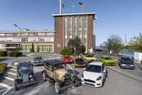 Ford-Werkjubiläum: Vor 90 Jahren beginnt Kölner Erfolgsgeschichte mit der Grundsteinlegung der Ford-Werke / Neun Meilensteine aus neun Jahrzehnten Ford in Köln: Ford "Köln" (Modell Y), Modell A, der aktuelle Ford Fiesta EcoBoost Hybrid (1. Reihe v.li.), "Weltkugel-Taunus", "Badewannen-Taunus", Capri I, Granada I, Fiesta I und Scorpio I (2. Reihe v.li.). / Weiterer Text über ots und www.presseportal.de/nr/6955 / Die Verwendung dieses Bildes ist für redaktionelle Zwecke honorarfrei. Veröffentlichung bitte unter Quellenangabe: "obs/Ford-Werke GmbH/Friedrich Stark"