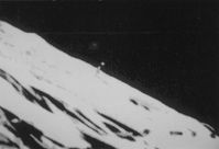 Eine Lunar Orbiter-Aufnahme der sechziger Jahre präsentiert im Sinus Medii ein über 2.000 Meter hohes Objekt auf der Mondoberfläche.