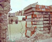 Die Mauer bröckelt in Berlin, 1990