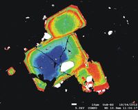 Falschfarbenbild sogenannter Orthopyroxen-Kristalle aus dem Magma, die die Forscher in der forensischen Analyse des Mount St. Helens-Ausbruchs 1980 verwendeten. Unterschiedliche Farben reflektieren unterschiedliche chemische Zusammensetzungen. Gelb stellt etwa eine besonders eisenreiche Zone dar.
Quelle: Dr. Kate Saunders, University of Bristol. Bitte beachten: Das Bild ist zur Einzelverwendung im Zusammenhang mit dieser Presseinformation bestimmt und darf nicht archiviert werden. (idw)