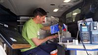 Ein Kleintransporter ist vollgepackt mit Instrumenten, mit denen ein Mitarbeiter des Projekts AKWA die gesammelten Daten auswertet.Bild: EU4Regions Fotograf: EU4Regions
