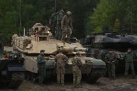Kampfpanzer der Typen M1 Abrams und Leopard 2 bei einer NATO-Militärübung (Symbolbild) Bild: Anadolu Agency / Gettyimages.ru