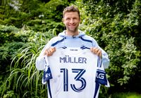 Das erste Vancouver-Trikot von Thomas Müller ersteigern  Bild: United Charity gemeinnützige Stiftungs GmbH Fotograf: Nicolaidis YoungWings Stiftung