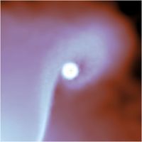 Das Bild zeigt den Moment, in dem der Stern mit der protoplanetaren Scheibe Gas aus der "target cloud" abzieht und dieses in Form eines Rings um sich herum ansammelt. Bild: Ingo Thies, AIfA/UniBonn