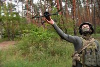 Auf dem Bild: Ein russischer Armeeangehöriger startet eine Drohne an der Kontaktlinie im Gebiet Charkow, 16. August 2022. Bild: WIKTOR ANTONJUK / Sputnik