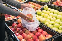 Waschbare Mehrwegnetze ermöglichen eine plastikfreie Verpackung in der real Obst- und Gemüseabteilung / Bild: "obs/real GmbH"