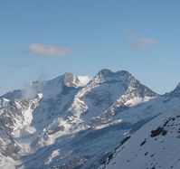 Fletschhorn (links) und Lagginhorn (in Bildmitte), der Westgrat verläuft vom Gipfel des Lagginhorns nach links unten.