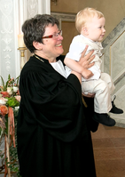 Bischöfin Junkermann während der Taufe eines Kindes