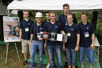 Das Team der TU München beim Wettbewerb in Japan (Yurij Metsker, Andreas Hein, Joachim Sturm, Rüdiger Hink, Alexander Kuisl, Benjamin Grauel, Martin Dzuira (vlnr)) Foto: WARR / TUM