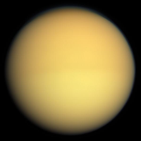 Titan im sichtbaren Licht, aufgenommen aus einer Entfernung von 174.000 Kilometern (Raumsonde Cassini, 2009)