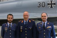 Der Inspekteur der Luftwaffe, Generalleutnant Ingo Gerhartz, mit seinem spanischen Amtskollegen, General Javier Salto Martínez-Avial (re.) und einem ersten spanischen Lehrgangsteilnehmer Bild: Bundeswehr