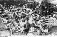 Luftaufnahme des zerstörten Ortes, Juni 1944