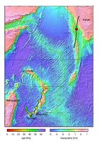 Die farbige Spur (linke Farbskala) westlich von Reunion ist die berechnete Bewegung des Reunion-Hotspots. Die schwarzen Linien mit gelben Kreisen bzw. dem roten Kreis geben die entsprechend berechnete Spur auf der Afrikanischen Platte, bzw. der Indischen Platte an. Die Zahlen in den Kreisen sind Alter in Millionen Jahren. Die Gebiete mit Topographie knapp unterhalb der Meeresoberfläche werden jetzt als Kontinentale Fragmente angesehen.