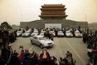 Die 36 E-Klassen am 17.11.2006 nach der Ankunft in Beijing. Sie haben in 25 Tagen fast 14.000 Kilometer durch zwei Kontinente und 9 Ländern zurückgelegt. Quelle: "obs/DaimlerChrysler AG"