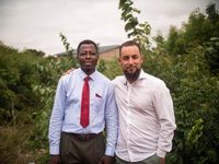 Pastor Sebastian, Mitgründer des "African Peace Movement" (links) und Abdurahman Joel Kayser, Gründer und Leiter von Ansaar International e.V. /  Bild: Ansaar International e.V. Fotograf: Ansaar