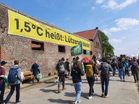 Banner mit Slogan „1,5 °C heißt: Lützerath bleibt!“