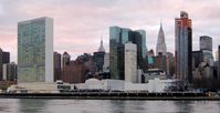 Blick auf die United Nations Plaza und das Hauptquartier der Vereinten Nationen in New York-
