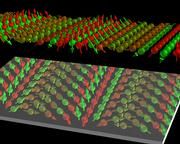 Die magnetischen Momente der einzelnen Mangan-Atome bilden eine gedrehte dreidimensionale Struktur, eine so genannte Spinspirale. In der Abbildung repräsentieren die Pfeile schematisch die magnetischen Momente der Mangan-Atome, die so genannten "Spins", die man sich als winzige Kompassnadeln vorstellen kann. Oben sieht man den einen Drehsinn, unten im Spiegelbild den anderen. © SPM-Gruppe von Prof. R. Wiesendanger, Universität Hamburg