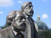 Das Marx-Engels-Denkmal auf dem Marx-Engels-Forum. Bild: Manfred Brückels / wikipedia.org