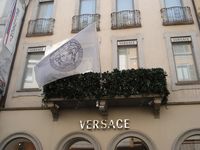 Versace Flagshipstore mit Medusa-Flagge in der Via Montenapoleone, Mailand (2007)