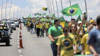 Auf dem Bild: Anhänger des brasilianischen Präsidenten Jair Bolsonaro marschieren am 2. November zu den Kasernen des 63. Infanterie-Bataillons in Estreito, Bundesstaat Santa Catarina, um ein Durchgreifen des Militärs zu fordern.