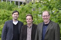 von links: Axel Fischer, Professor Dr. Andreas Dörner und
Quelle: (Foto: Philipps-Universität/Reinhold Eckstein) (idw)
