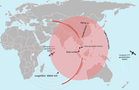 Aufgrund des Treibstoffvorrats (rote Fläche) und der vom Satelliten empfangenen Triebwerksdaten (rote Linien) theoretisch mögliches Gebiet, in dem sich MH370 befinden könnte (Stand: 18. März 2014). Das letzte durch einen Satelliten stündlich empfangene Signal um 8:11 Uhr MYT (00:11 Uhr UTC) am 8. März 2014 kam aus einem der beiden sichelförmigen „Korridore“ entlang der beiden roten Linien. Der nördliche Korridor beginnt etwa an der Nordgrenze von Vietnam bzw. Laos und geht in einem Bogen (äquidistant zum Satelliten) über Tibet und Kirgistan bis Kasachstan, der südliche beginnt etwa auf der Insel Java und geht bogenförmig in den Südindik hinein. Das Flugzeug ist vermutlich innerhalb einer Stunde nach jenem Zeitpunkt des letzten Empfangs entweder gelandet oder abgestürzt; falls es sich noch in der Luft befand möglicherweise aufgrund Treibstoffmangels. Der angegebene Punkt der „letzten gemeldeten Position“ war die Abmeldung bei der Flugüberwachung (bei Abschalten des Transponders); es wurde später durch militärisches Radar über der Straße von Malakka geortet.