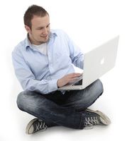 Mann mit altem MacBook: Hier sind "Klicks" noch echt. Bild: pixelio.de/Reckmann