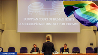 Bild: Gericht: ELSA International / Wikimedia Commons / CC BY-SA 2.0; zugeschnitten LGBT-Fahne: Pixabay; Montage: AUF1 / Eigenes Werk