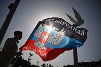 Auf dem Bild: Die Flagge der Volkrepublik Donezk wird am 22. August 2022 bei einer feierlichen Veranstaltung in Donezk gehisst. Bild: ILJA PITALJOW / Sputnik