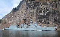 Der Marinemaler Olaf Rahardt an Bord der Fregatte F213 AUGSBURG. Die Fregatte im Geirangerfjord in Norwegen. 