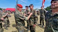 Brigadegeneral Hans-Dieter Müller verlieh den Teilnehmenden der Marschgruppe "Logistikkommando der Bundeswehr" die Auszeichnungen. / Weiterer Text über ots und www.presseportal.de/nr/179237 / Die Verwendung dieses Bildes für redaktionelle Zwecke ist unter Beachtung aller mitgeteilten Nutzungsbedingungen zulässig und dann auch honorarfrei. Veröffentlichung ausschließlich mit Bildrechte-Hinweis. Bildrechte: Bundeswehr Fotograf: Pieper