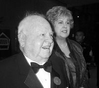 Mickey Rooney mit seiner achten Frau Jan Chamberlin (2000). Bild: Linda D. Kozaryn (American Forces Press Service) - wikipedia.org