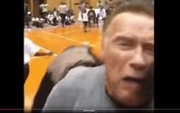 Bild: Screenshot Youtube Video "Arnold Schwarzenegger gets attacked in South Africa"