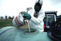 Verwendung von persönlicher Schutzausrüstung im Umgang mit Pestiziden: Ungefährlich für Tier, Mensch und Natur?