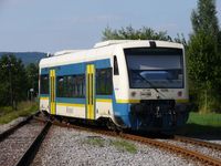 RegioShuttle-Triebwagen bei der Ausfahrt aus Miedelsbach-Steinenberg auf der Wieslauftalbahn.