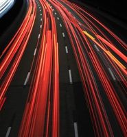 Lichter: laute Autobahn in der Nacht.