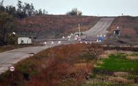 Auf dem Bild: Ein zerstörter Checkpoint der ukrainischen Streitkräfte auf einer Straße, die die Volksrepubliken Lugansk und Donezk verbindet, 3. Oktober 2022. Bild: WIKTOR ANTONJUK / Sputnik