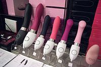 Designvibratoren in einem Erotikshop für Frauen. Bild: Eva K. / Eva K. / de.wikipedia.org