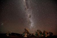 Die Milchstraße über dem ALMA-Teleskopverbund
Quelle: (c) ALMA (ESO/NAOJ/NRAO), C. Padilla (idw)