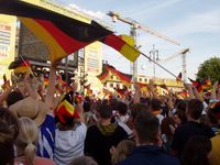 Jubel auf der Fanmeile in Berlin vor dem Brandenburger Tor am 9. Juni 2006