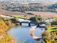 Die Mündung der Lenne (rechts im Bild) in die Ruhr unterhalb der Hohensyburg