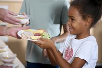 Mit täglichen Frühstücksbuffets an 307 Schulen für 14.000 Kinder kämpft brotZeit e.V. gegen die Ernährungarmut an.