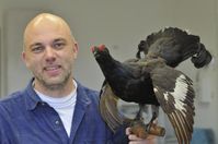 Dr. Gernot Segelbacher, Forschungspreis der Deutschen Wildtier-Stiftung, mit Birkhuhn. Bild: "obs/Deutsche Wildtier Stiftung/Ingo Schneider"