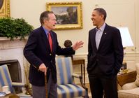 Bush bei einem Treffen mit Barack Obama (2010)