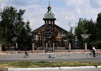 Auf dem Bild: Eine abgebrannte Kirche in der Stadt Wolnowacha, 5. Juli 2022. Bild: PAWEL LISSIZYN / Sputnik