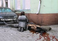 Die Mutter von Maria Pirogowa weint am leblosen Körper der Abgeordneten (06.12.22) Bild: Sergei Awerin / RIA Nowosti / Sputnik