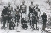 Überlebende Herero nach der Flucht durch die Wüste, ca. 1907
